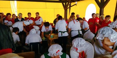 zdjęcie do
														 artykułu: Za nami XI Konkurs Kiszenia Kapusty metodą tradycyjną w Makowicach.