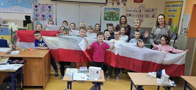 zdjęcie wprowadzające do artykułu: Z pierwszakami w skoroszyckiej szkole